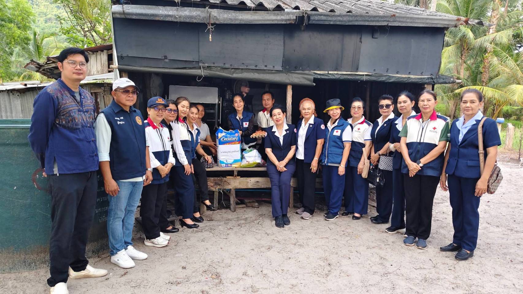 🚢🌊สพอ.คลองใหญ่ ร่วมลงพื้นที่เยี่ยมผู้ป่วยติดเตียง ผู้พิการ ผู้สูงอายุ ผู้ด้อยโอกาส และผู้ยากไร้ในพื้นที่ตำบลคลองใหญ่