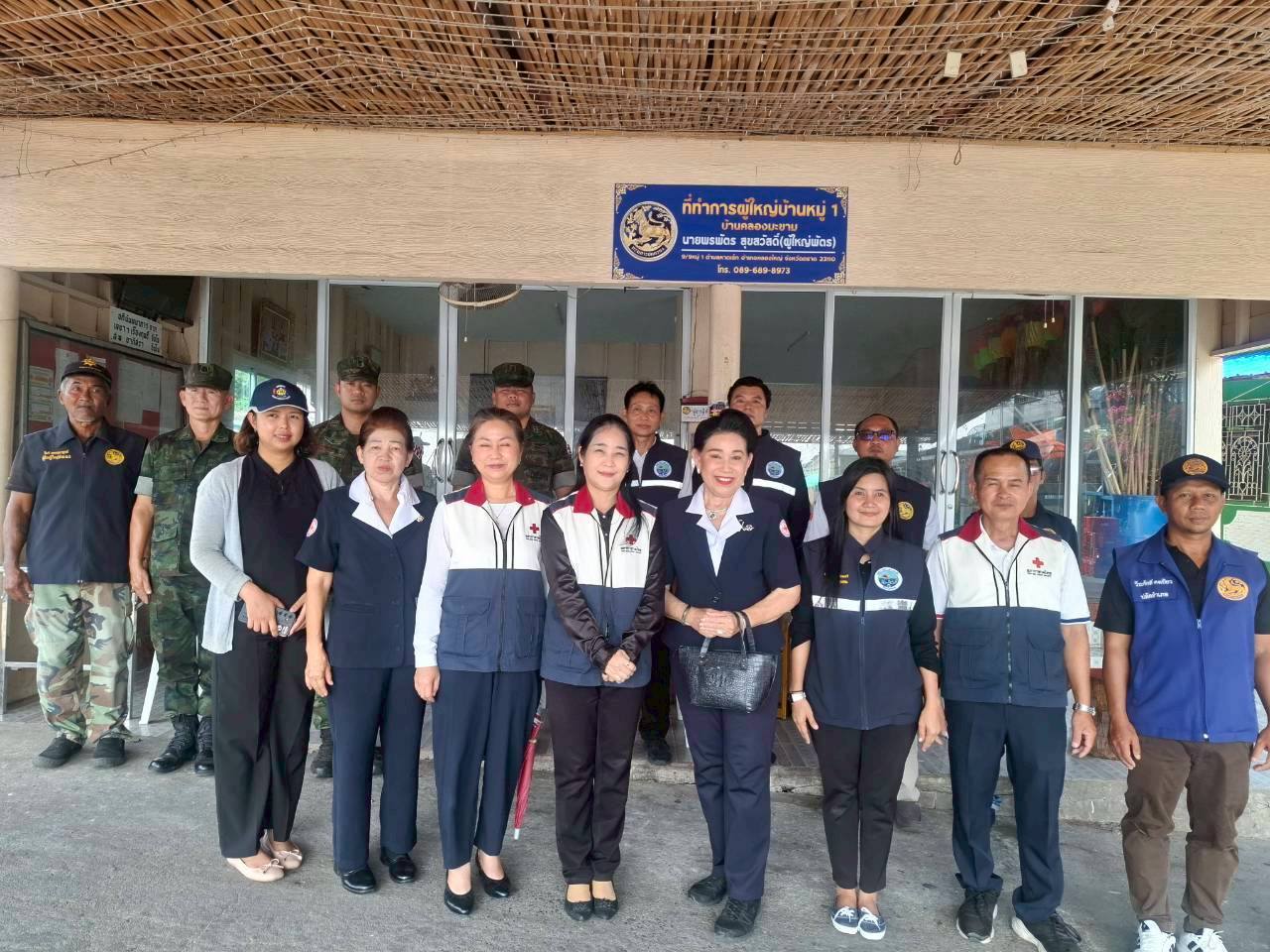 🚢🌊สพอ.คลองใหญ่ ร่วมลงพื้นที่เยี่ยมผู้ป่วยติดเตียง ผู้พิการ ผู้สูงอายุ ผู้ด้อยโอกาส และผู้ยากไร้ในพื้นที่ตำบลหาดเล็ก